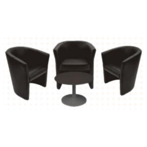 Trois fauteuils accompagnés d'une table basse